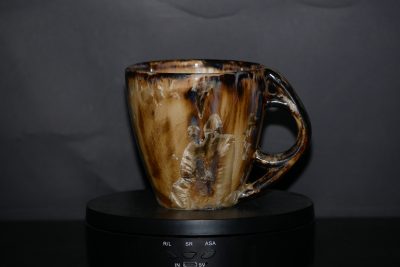 Tasse en grès noir cristaux blancs