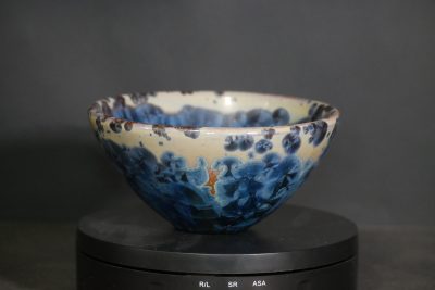 Petit bol forme japonnais en grès orange cristaux bleus