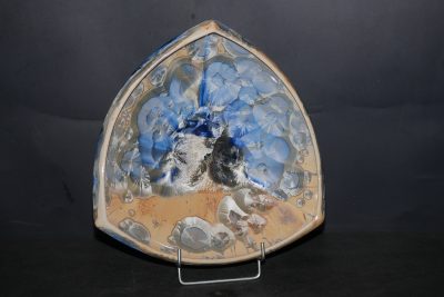 Petite coupe triangulaire en porcelaine gris-bleu