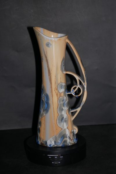 Carafe élancée en porcelaine cristaux gris-bleu