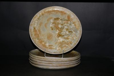 6 assiettes artisanales en grès blanc cristaux jaunes