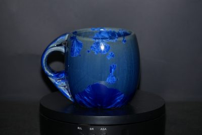 Tasse en porcelaine bleu nuit