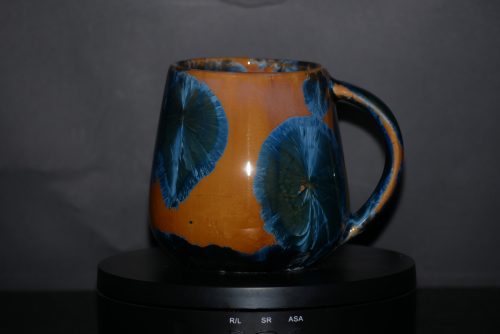 Tasse porcelaine marron cristaux bleus anse simple