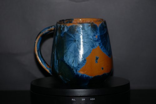 Tasse porcelaine marron cristaux bleus anse simple