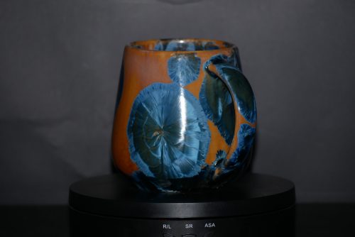 Tasse porcelaine marron cristaux bleus anse simple