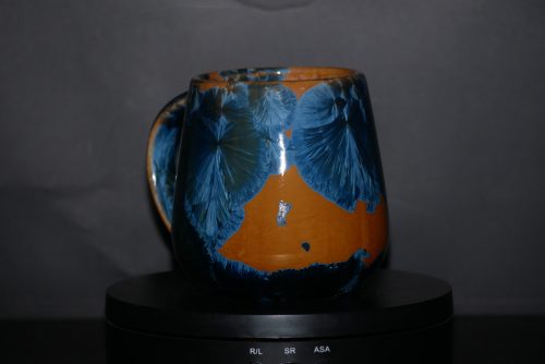 Tasse porcelaine marron cristaux bleus anse simple