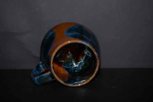 Tasse porcelaine marron cristaux bleus anse simple