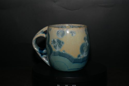 Tasse artisanale en porcelaine ronde gris vert