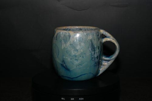 Tasse artisanale en porcelaine ronde gris vert