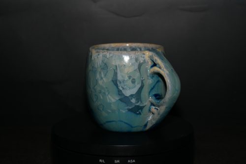 Tasse artisanale en porcelaine ronde gris vert