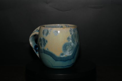 Tasse artisanale en porcelaine ronde gris vert
