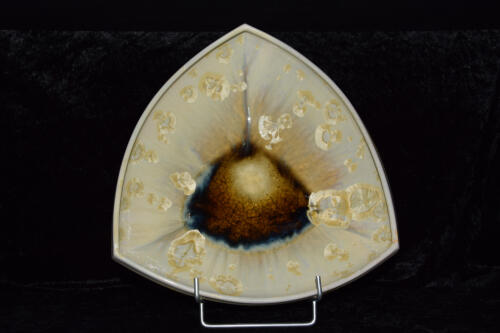 Coupe-a-fruits-triangulaire-en-porcelaine-creme-cristaux-jaunes (1)