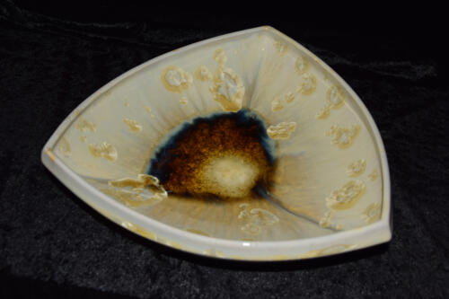 Coupe-a-fruits-triangulaire-en-porcelaine-creme-cristaux-jaunes (2)