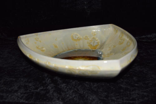 Coupe-a-fruits-triangulaire-en-porcelaine-creme-cristaux-jaunes (3)