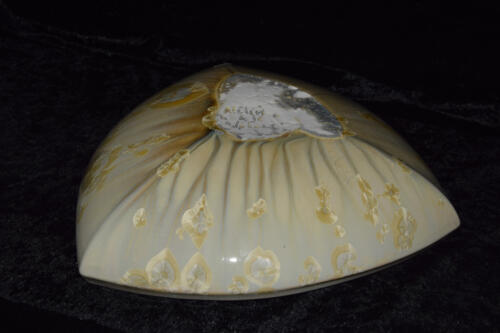 Coupe-a-fruits-triangulaire-en-porcelaine-creme-cristaux-jaunes (5)