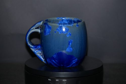Tasse en porcelaine bleu nuit