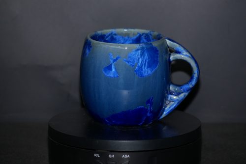 Tasse en porcelaine bleu nuit