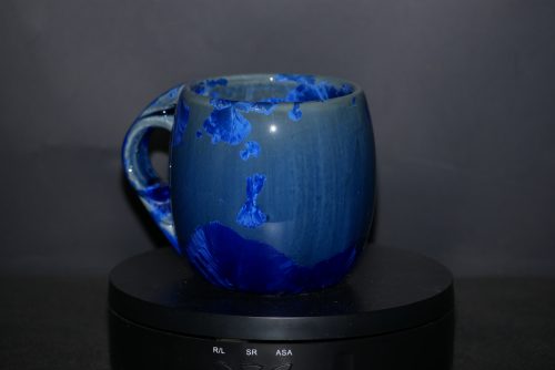 Tasse en porcelaine bleu nuit