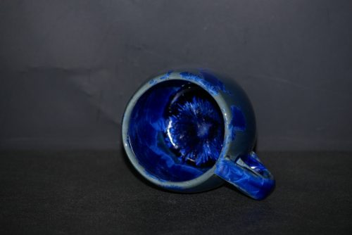 Tasse en porcelaine bleu nuit
