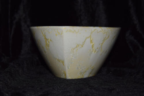 Petit saladier triangulaire en grès blanc jaune