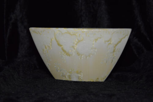 Petit saladier triangulaire en grès blanc jaune