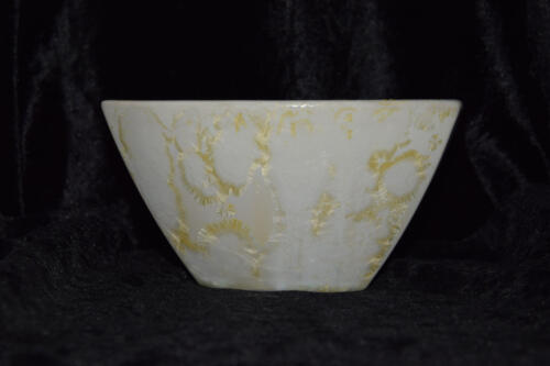 Petit saladier triangulaire en grès blanc jaune