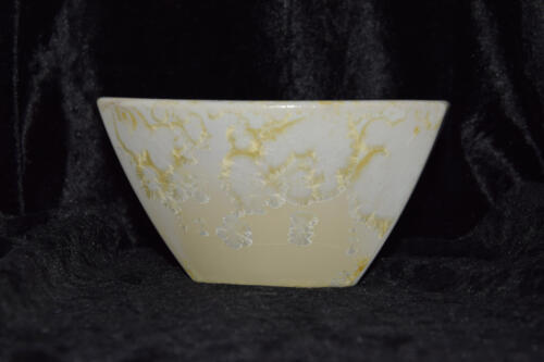 Petit saladier triangulaire en grès blanc jaune