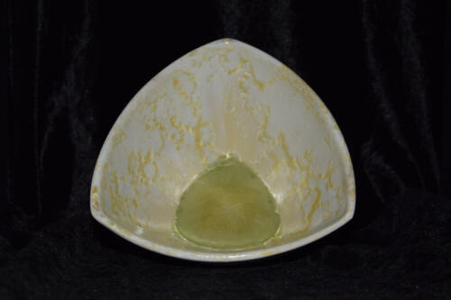 Petit saladier triangulaire en grès blanc jaune