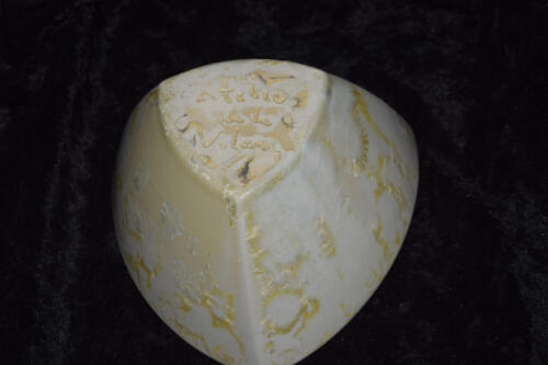 Petit saladier triangulaire en grès blanc jaune