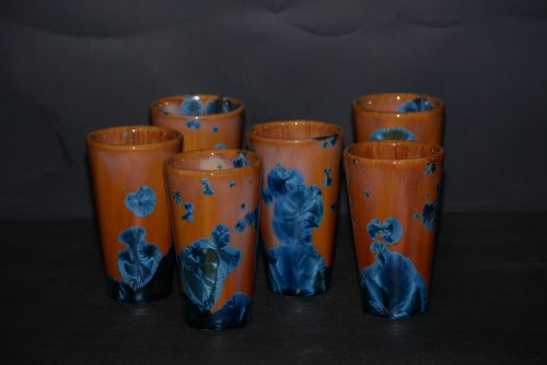 6 mazagrans en porcelaine marrons cristaux bleus
