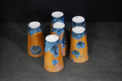 6 mazagrans en porcelaine marrons cristaux bleus