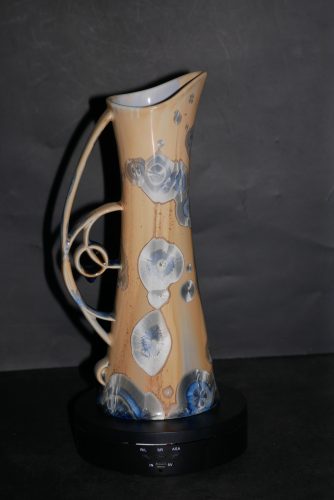 Carafe élancée en porcelaine cristaux gris-bleu