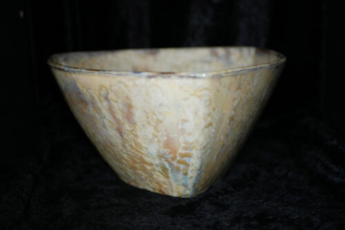 Saladier artisanal triangulaire en grès jaune de Naples