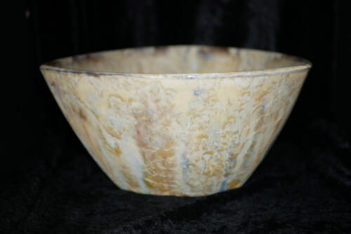 Saladier artisanal triangulaire en grès jaune de Naples