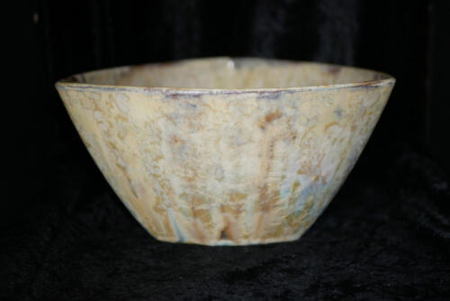 Saladier artisanal triangulaire en grès jaune de Naples