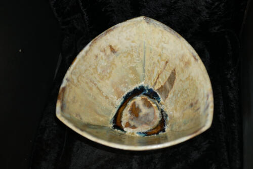 Saladier artisanal triangulaire en grès jaune de Naples