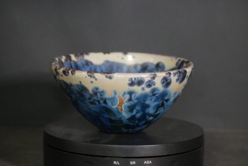 Petit bol forme japonnais en grès orange cristaux bleus