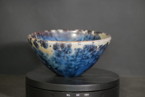 Petit bol forme japonnais en grès orange cristaux bleus