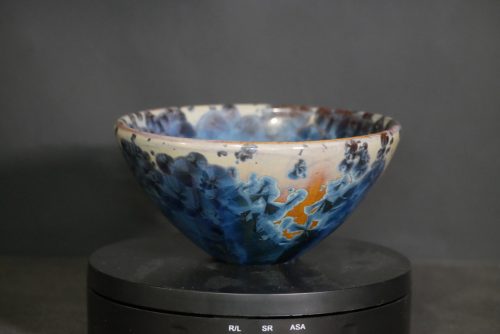 Petit bol forme japonnais en grès orange cristaux bleus