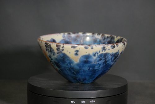 Petit bol forme japonnais en grès orange cristaux bleus