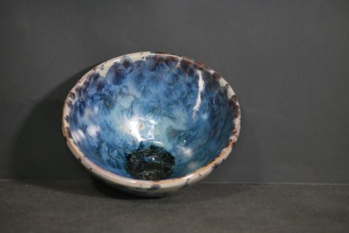 Petit bol forme japonnais en grès orange cristaux bleus