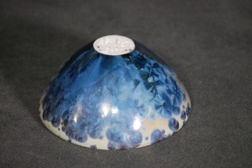 Petit bol forme japonnais en grès orange cristaux bleus