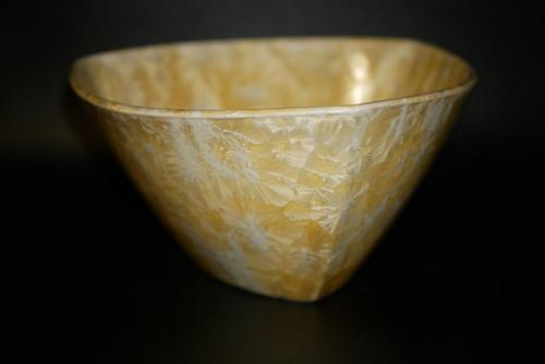 Saladier triangulaire en porcelaine jaune soleil