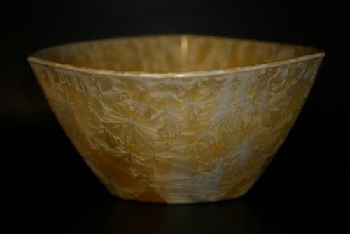 Saladier triangulaire en porcelaine jaune soleil