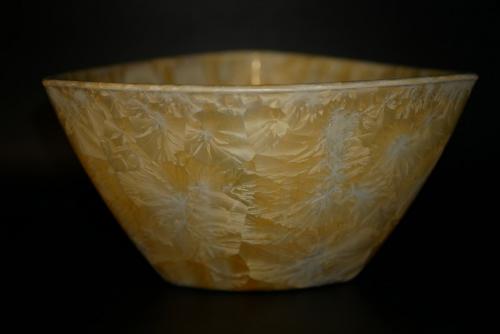 Saladier triangulaire en porcelaine jaune soleil
