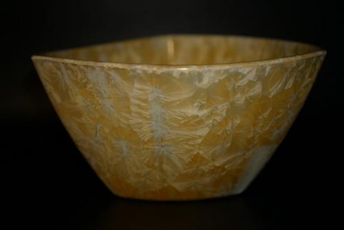 Saladier triangulaire en porcelaine jaune soleil