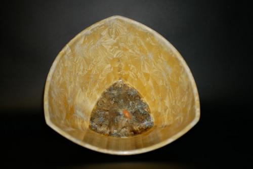 Saladier triangulaire en porcelaine jaune soleil