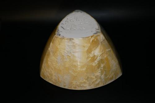 Saladier triangulaire en porcelaine jaune soleil