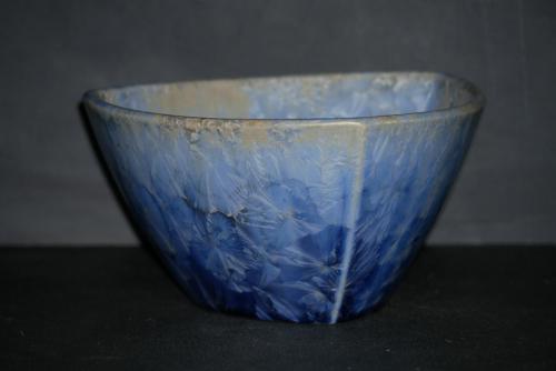 Petit saladier triangulaire en porcelaine gris bleus