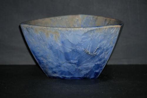 Petit saladier triangulaire en porcelaine gris bleus